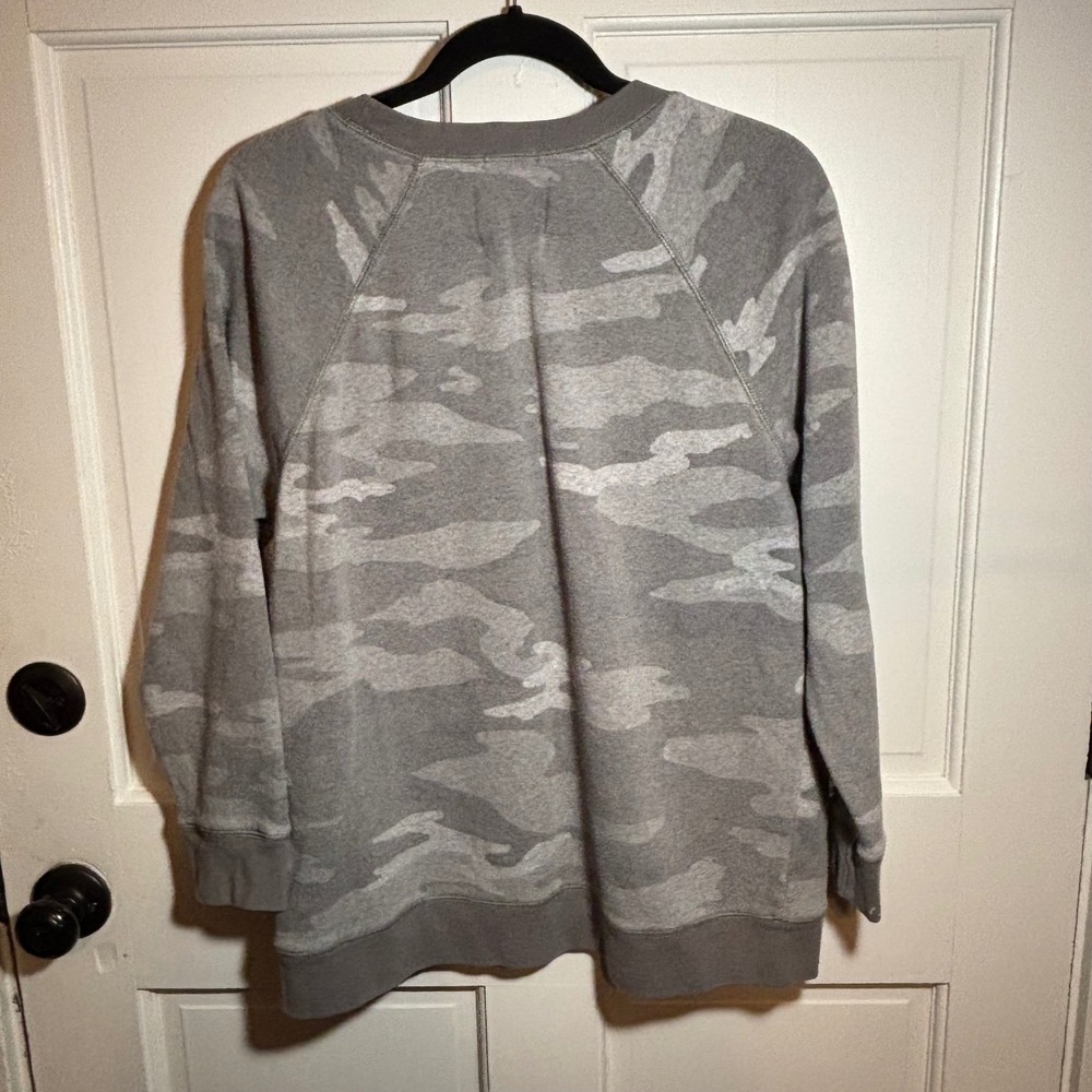 American Eagle Grey Camo Raglan Sleeve Fleece Sweatshirt Jegging Fit womens Med.